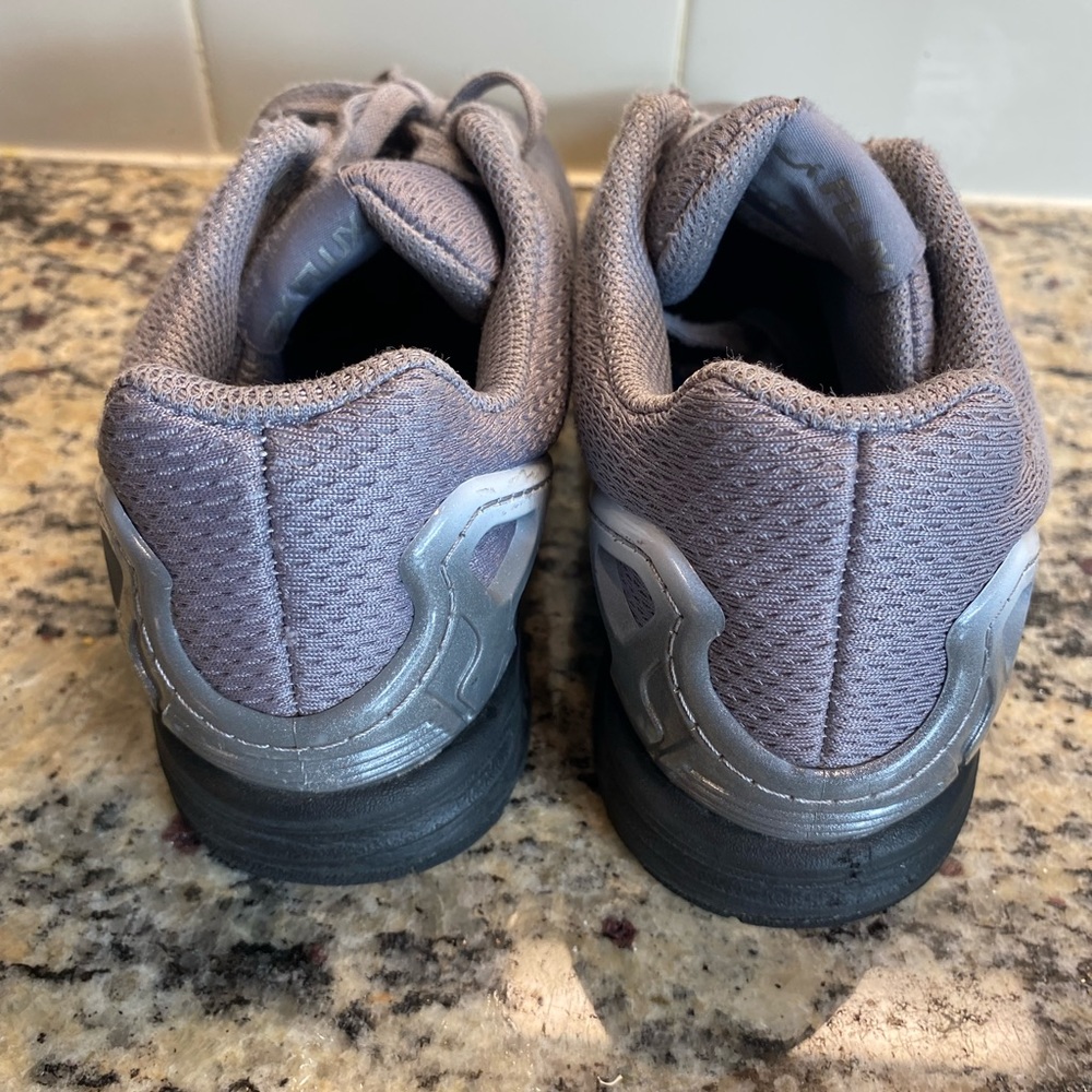 - Kids Adidas Size 4 - Picture 4 of 8